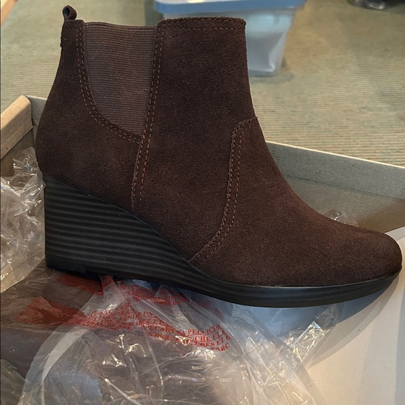 NEW Clarks Brown Suede Booties for Women - Picture 1 of 3